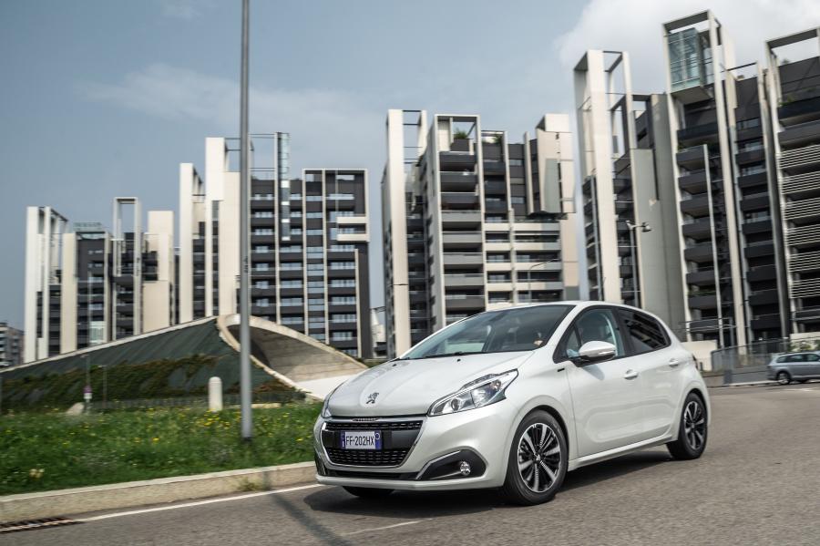  Peugeot 208 Signature 2018 года  (фото 1 из 17)